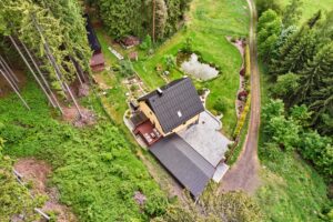 Luxusní dům (231 m2) na prodej, na samotě u lesa (v Bernově u Nejdku). Se zahradou (2200 m2+)