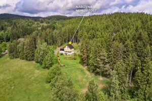 Luxusní dům (231 m2) na prodej, na samotě u lesa (v Bernově u Nejdku). Se zahradou (2200 m2+)