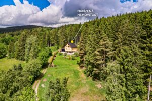 Luxusní dům (231 m2) na prodej, na samotě u lesa (v Bernově u Nejdku). Se zahradou (2200 m2+)