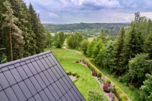 Výhled luxusního domu (231 m2) na prodej, na samotě u lesa (v Bernově u Nejdku). Se zahradou (2200 m2+)