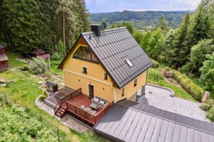 Luxusní dům (231 m2) na prodej, na samotě u lesa (v Bernově u Nejdku). Se zahradou (2200 m2+)