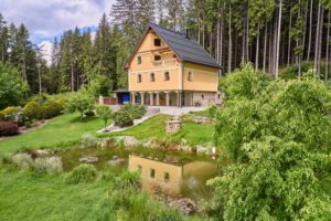 Luxusní dům (231 m2) na prodej, na samotě u lesa (v Bernově u Nejdku). Se zahradou (2200 m2+)