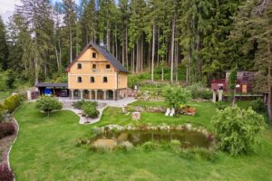 Luxusní dům (231 m2) na prodej, na samotě u lesa (v Bernově u Nejdku). Se zahradou (2200 m2+)