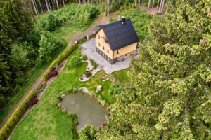 Luxusní dům (231 m2) na prodej, na samotě u lesa (v Bernově u Nejdku). Se zahradou (2200 m2+)