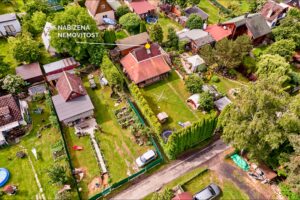 Chata (45 m2) se zahradou (347 m2) v Mechové, na prodej. Plně vybavené (myčka, pračka, klimatizace) a udržované.