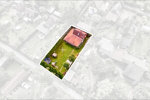 Chata (45 m2) se zahradou (347 m2) v Mechové, na prodej. Plně vybavené (myčka, pračka, klimatizace) a udržované.
