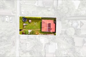 Chata (45 m2) se zahradou (347 m2) v Mechové, na prodej. Plně vybavené (myčka, pračka, klimatizace) a udržované.