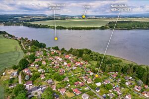 Chata (45 m2) se zahradou (347 m2) v Mechové, na prodej. Plně vybavené (myčka, pračka, klimatizace) a udržované.
