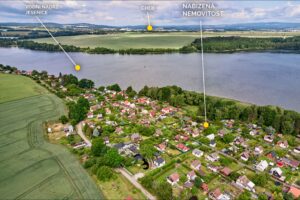 Chata (45 m2) se zahradou (347 m2) v Mechové, na prodej. Plně vybavené (myčka, pračka, klimatizace) a udržované.