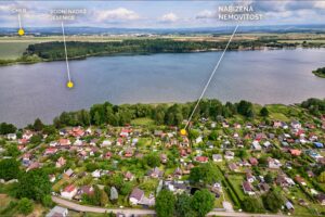 Chata (45 m2) se zahradou (347 m2) v Mechové, na prodej. Plně vybavené (myčka, pračka, klimatizace) a udržované.