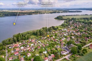Chata (45 m2) se zahradou (347 m2) v Mechové, na prodej. Plně vybavené (myčka, pračka, klimatizace) a udržované.