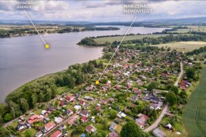 Chata (45 m2) se zahradou (347 m2) v Mechové, na prodej. Plně vybavené (myčka, pračka, klimatizace) a udržované.