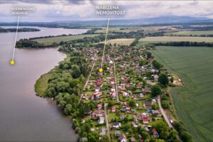 Chata (45 m2) se zahradou (347 m2) v Mechové, na prodej. Plně vybavené (myčka, pračka, klimatizace) a udržované.