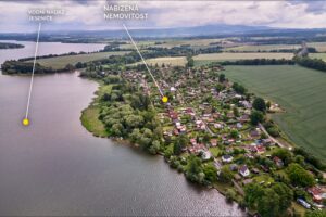 Chata (45 m2) se zahradou (347 m2) v Mechové, na prodej. Plně vybavené (myčka, pračka, klimatizace) a udržované.