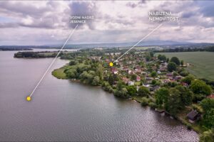 Vodní nádrž Jesenice je jen 3 min chůze od chaty (45 m2) se zahradou (347 m2) v Mechové, na prodej. Plně vybavené (myčka, pračka, klimatizace) a udržované.