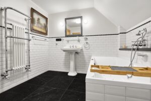 Koupelna luxusního domu (231 m2) na prodej, na samotě u lesa (v Bernově u Nejdku). Se zahradou (2200 m2+)