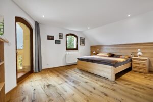 Pokoj luxusního domu (231 m2) na prodej, na samotě u lesa (v Bernově u Nejdku). Se zahradou (2200 m2+)