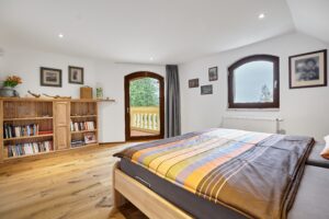 Pokoj luxusního domu (231 m2) na prodej, na samotě u lesa (v Bernově u Nejdku). Se zahradou (2200 m2+)