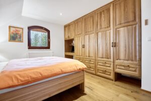 Pokoj s vestavěnou skříní luxusního domu (231 m2) na prodej, na samotě u lesa (v Bernově u Nejdku). Se zahradou (2200 m2+)