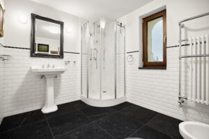 Koupelna luxusního domu (231 m2) na prodej, na samotě u lesa (v Bernově u Nejdku). Se zahradou (2200 m2+)