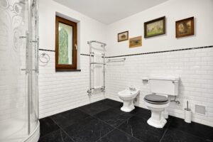 Koupelna luxusního domu (231 m2) na prodej, na samotě u lesa (v Bernově u Nejdku). Se zahradou (2200 m2+)
