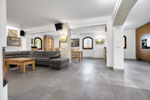 Obývací pokoj luxusního domu (231 m2) na prodej, na samotě u lesa (v Bernově u Nejdku). Se zahradou (2200 m2+)