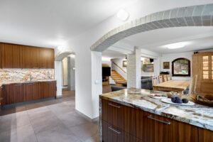 Obývací pokoj s kuchyní luxusního domu (231 m2) na prodej, na samotě u lesa (v Bernově u Nejdku). Se zahradou (2200 m2+)