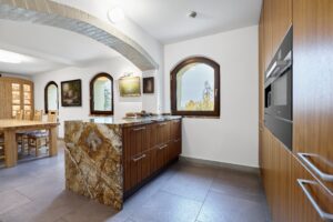 Kuchyň luxusního domu (231 m2) na prodej, na samotě u lesa (v Bernově u Nejdku). Se zahradou (2200 m2+)