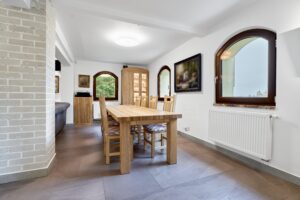 Jídelní stůl luxusního domu (231 m2) na prodej, na samotě u lesa (v Bernově u Nejdku). Se zahradou (2200 m2+)
