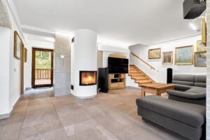 Obývací pokoj luxusního domu (231 m2) na prodej, na samotě u lesa (v Bernově u Nejdku). Se zahradou (2200 m2+)