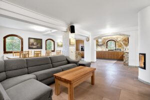 Kuchyň a obývací pokojluxusního domu (231 m2) na prodej, na samotě u lesa (v Bernově u Nejdku). Se zahradou (2200 m2+)