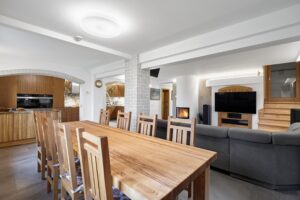 Jídelní stůl luxusního domu (231 m2) na prodej, na samotě u lesa (v Bernově u Nejdku). Se zahradou (2200 m2+)