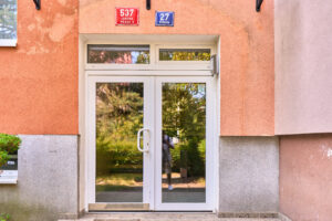 vchod bytu 2+1, velikost 54 m2, na adrese Štúrova 537/27, v Praze, NA PRODEJ!