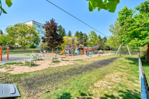 hřiště bytovým domem bytu 2+1, velikost 54 m2, na adrese Štúrova 537/27, v Praze, NA PRODEJ!