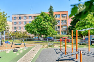 hřiště bytovým domem bytu 2+1, velikost 54 m2, na adrese Štúrova 537/27, v Praze, NA PRODEJ!