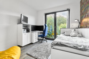 Pokoj unikátního domu 5+KK o velikosti 141 m2 ve Všeborovicích u Karlových Varů, se zahradou. NA PRODEJ!