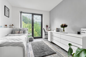 Pokoj unikátního domu 5+KK o velikosti 141 m2 ve Všeborovicích u Karlových Varů, se zahradou. NA PRODEJ!