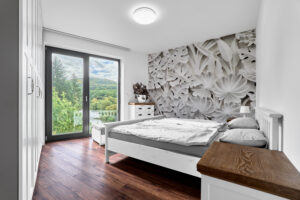 Ložnice unikátního domu 5+KK o velikosti 141 m2 ve Všeborovicích u Karlových Varů, se zahradou. NA PRODEJ!