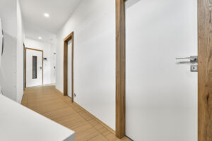 Chodba unikátního domu 5+KK o velikosti 141 m2 ve Všeborovicích u Karlových Varů, se zahradou. NA PRODEJ!