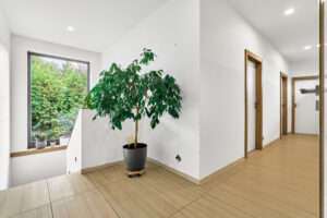 Chodba unikátního domu 5+KK o velikosti 141 m2 ve Všeborovicích u Karlových Varů, se zahradou. NA PRODEJ!