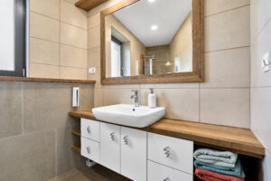 Koupelna s wc unikátního domu 5+KK o velikosti 141 m2 ve Všeborovicích u Karlových Varů, se zahradou. NA PRODEJ!