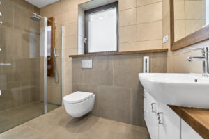 Koupelna s wc unikátního domu 5+KK o velikosti 141 m2 ve Všeborovicích u Karlových Varů, se zahradou. NA PRODEJ!