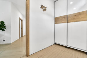 Chodba unikátního domu 5+KK o velikosti 141 m2 ve Všeborovicích u Karlových Varů, se zahradou. NA PRODEJ!