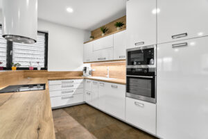 Kuchyň unikátního domu 5+KK o velikosti 141 m2 ve Všeborovicích u Karlových Varů, se zahradou. NA PRODEJ!