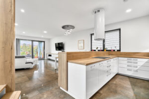 Obývací pokoj s kuchyní unikátního domu 5+KK o velikosti 141 m2 ve Všeborovicích u Karlových Varů, se zahradou. NA PRODEJ!