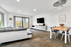 Obývací pokoj s kuchyní unikátního domu 5+KK o velikosti 141 m2 ve Všeborovicích u Karlových Varů, se zahradou. NA PRODEJ!