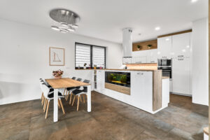 Obývací pokoj s kuchyní unikátního domu 5+KK o velikosti 141 m2 ve Všeborovicích u Karlových Varů, se zahradou. NA PRODEJ!