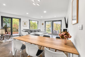 Obývací pokoj s kuchyní unikátního domu 5+KK o velikosti 141 m2 ve Všeborovicích u Karlových Varů, se zahradou. NA PRODEJ!