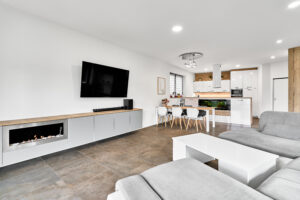 Obývací pokoj s kuchyní unikátního domu 5+KK o velikosti 141 m2 ve Všeborovicích u Karlových Varů, se zahradou. NA PRODEJ!