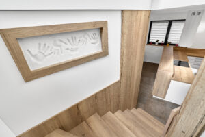 Schody z druhého patra unikátního domu 5+KK o velikosti 141 m2 ve Všeborovicích u Karlových Varů, se zahradou. NA PRODEJ!